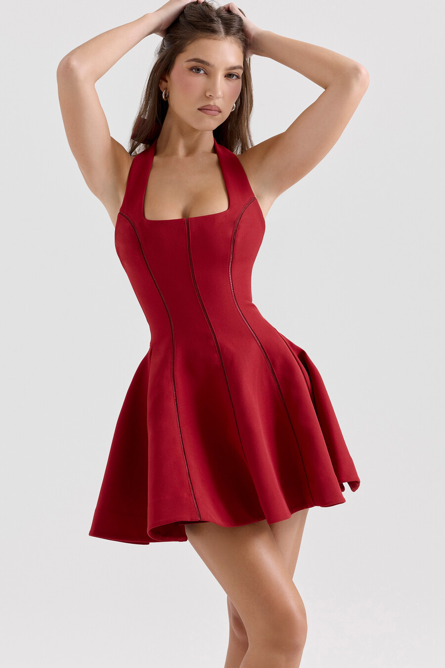 mini abito rosso con fiocco e scollo allamericana