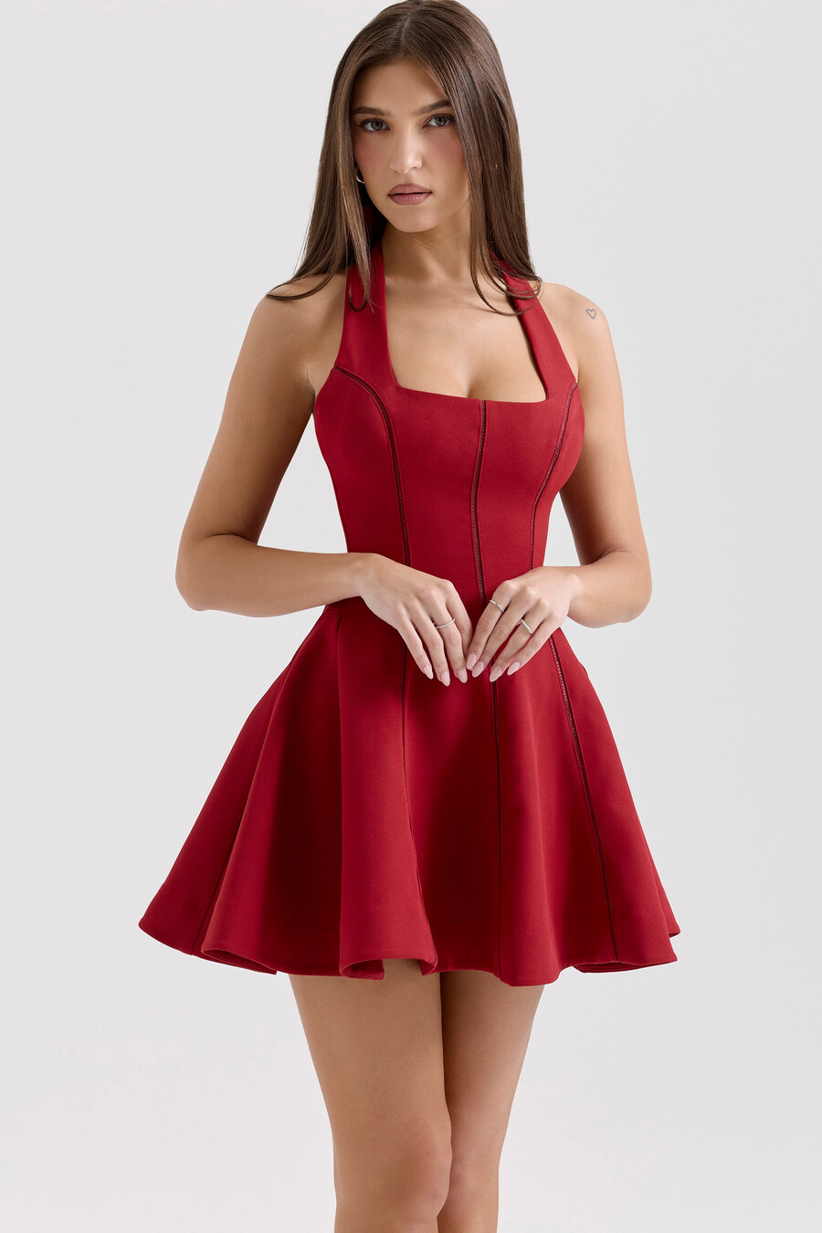 mini abito rosso con fiocco e scollo allamericana