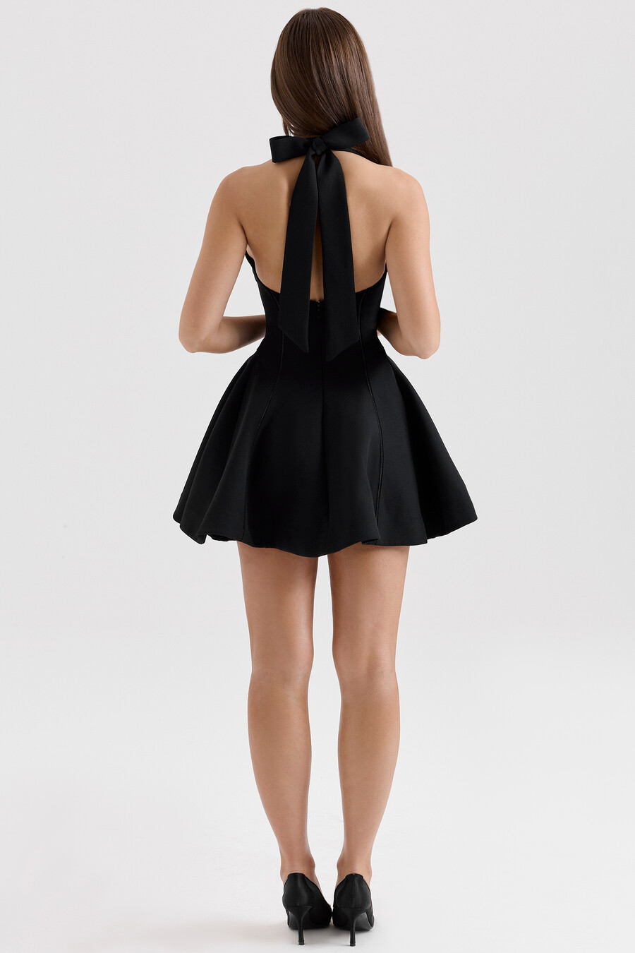 mini abito nero con fiocco e scollo allamericana