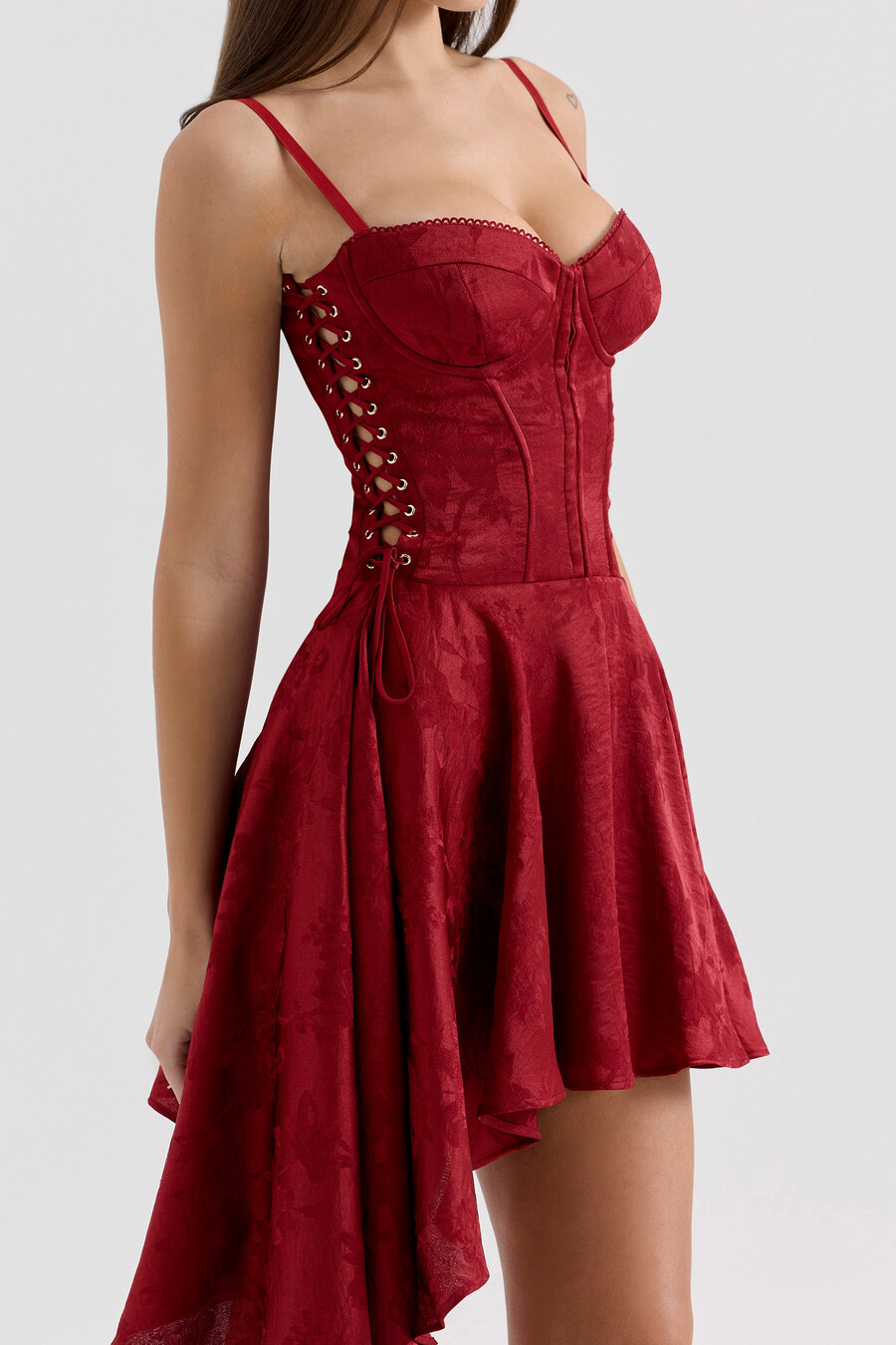 mini abito drappeggiato in raso jacquard color vino