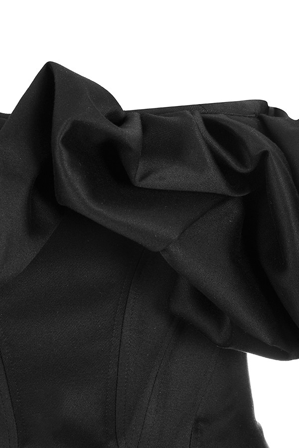 abito in raso nero con spalle a sbuffo