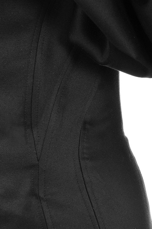 abito in raso nero con spalle a sbuffo
