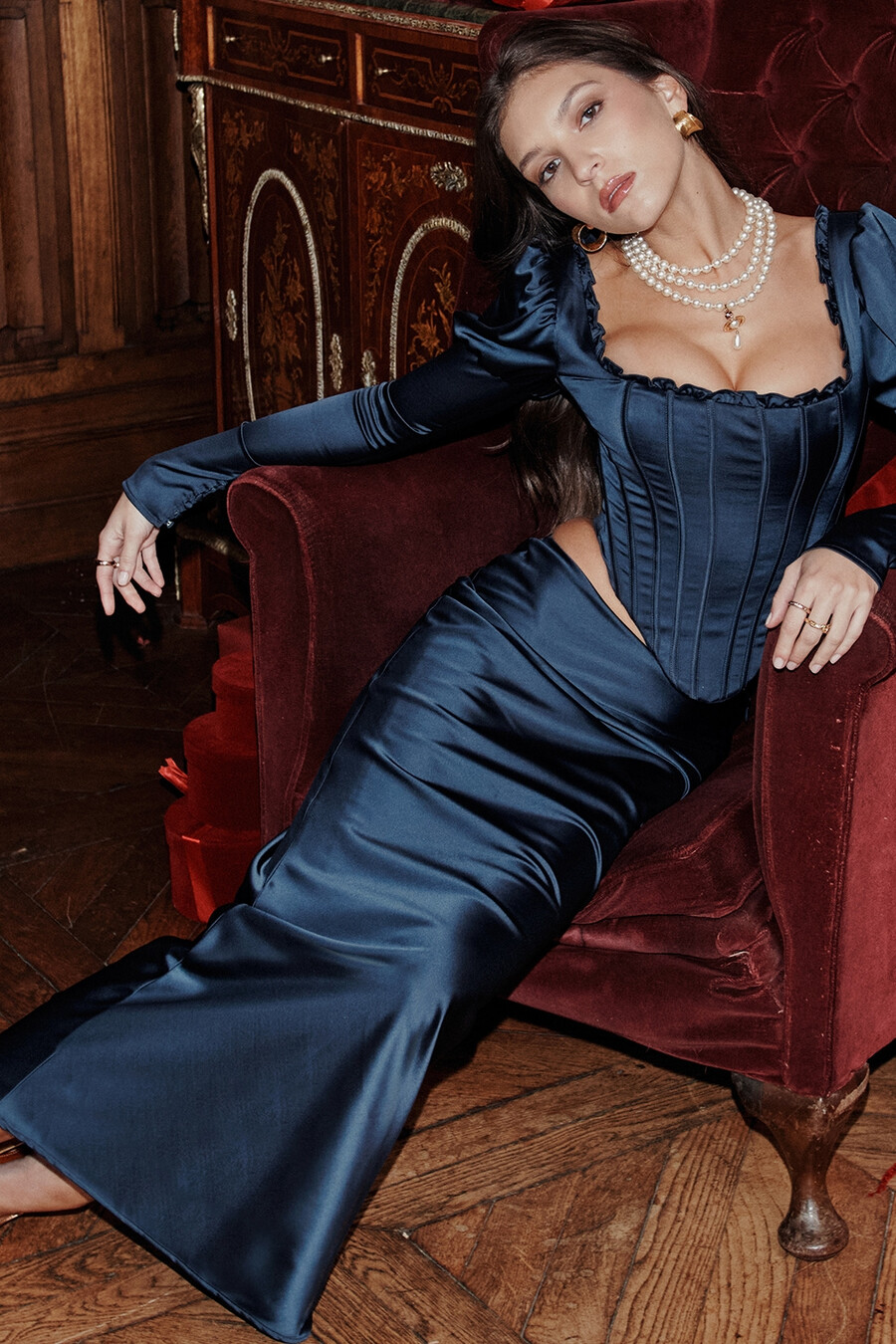 gonna lunga in raso blu navy con taglio sbieco