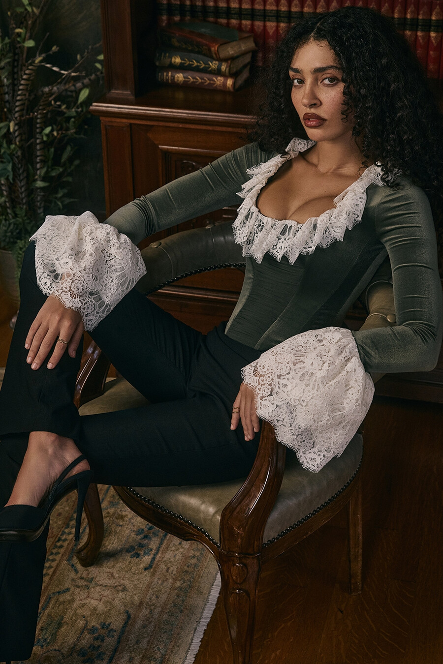 top corsetto con pizzo in velluto verde foresta