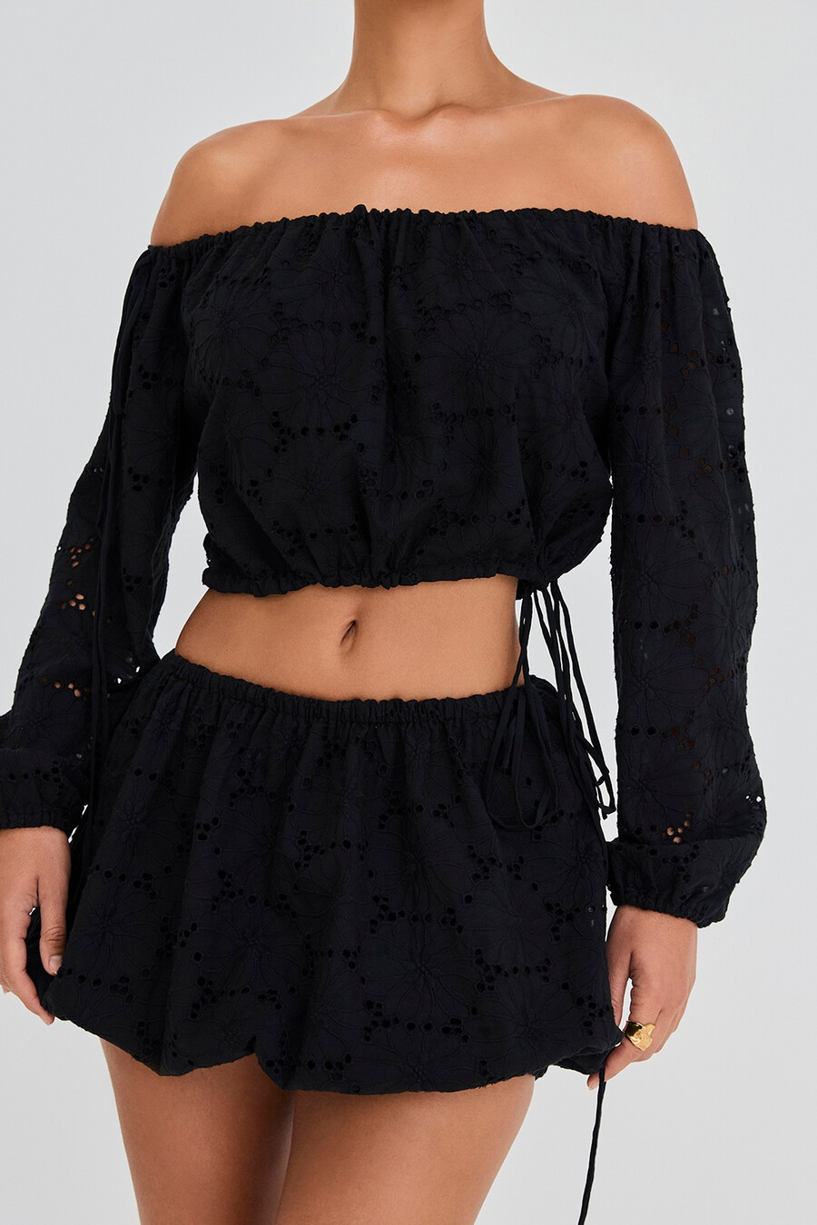 top in cotone con spalle scoperte e ricamo nero mistress rocks