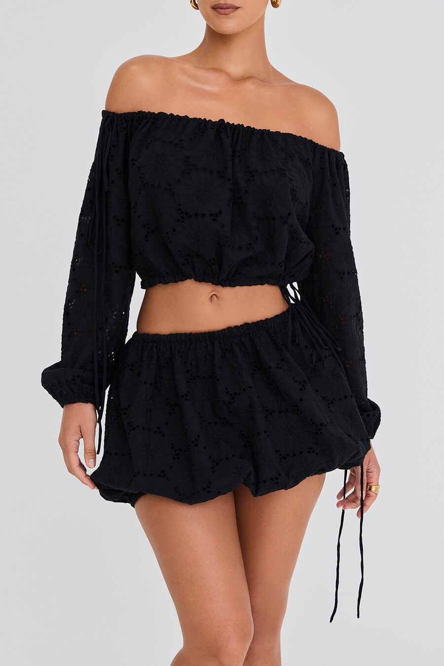top in cotone con spalle scoperte e ricamo nero mistress rocks