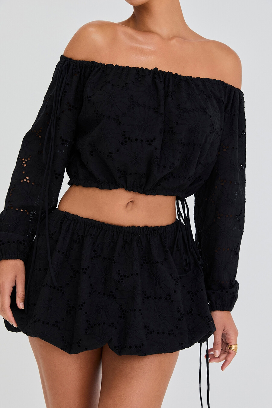 top in cotone con spalle scoperte e ricamo nero mistress rocks