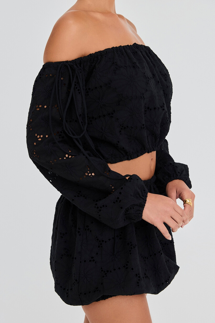 top in cotone con spalle scoperte e ricamo nero mistress rocks