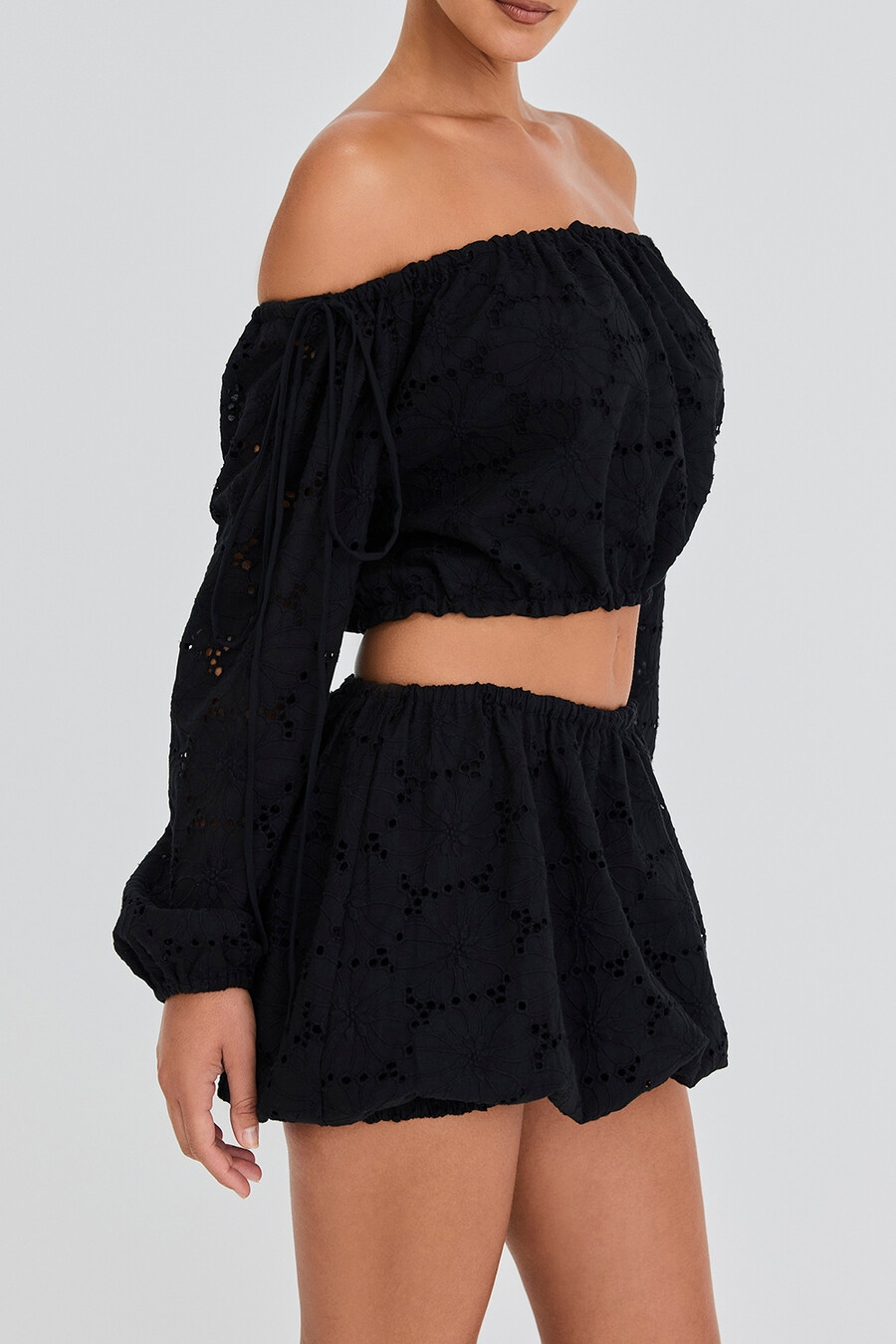 top in cotone con spalle scoperte e ricamo nero mistress rocks