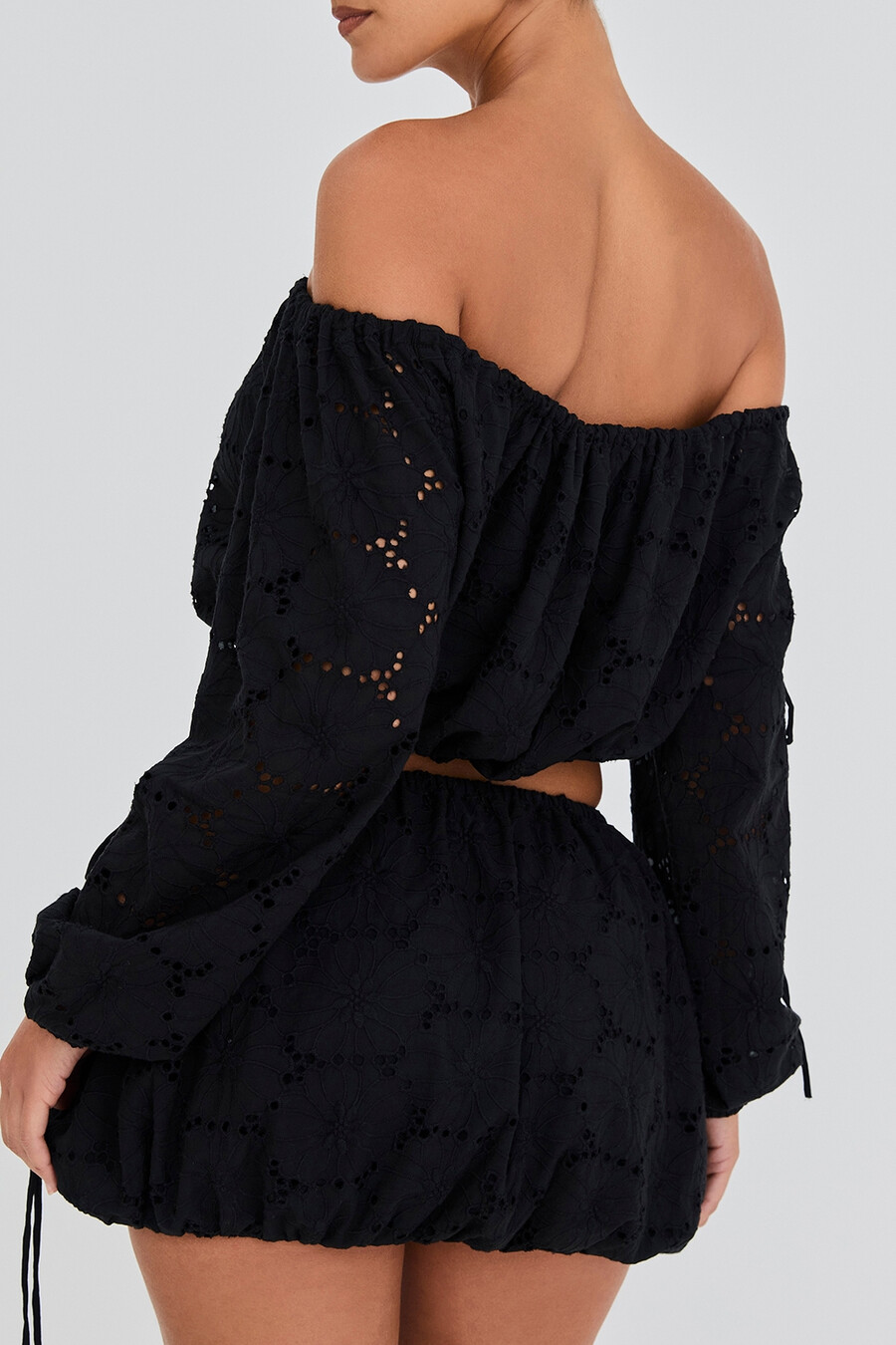 top in cotone con spalle scoperte e ricamo nero mistress rocks