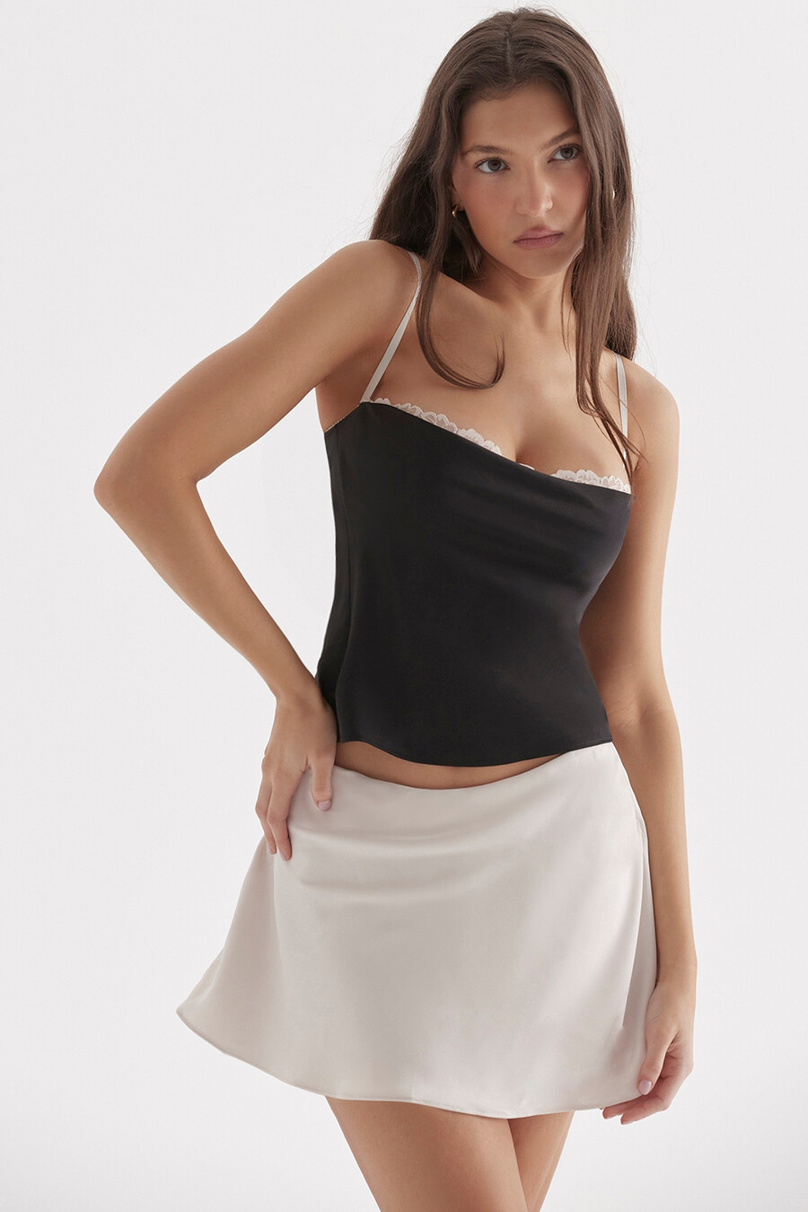 top con ferretto nero e bianco sporco