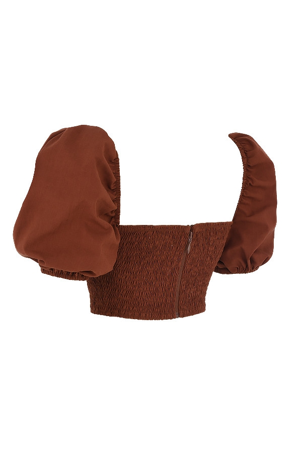 top corto con maniche a sbuffo color cacao