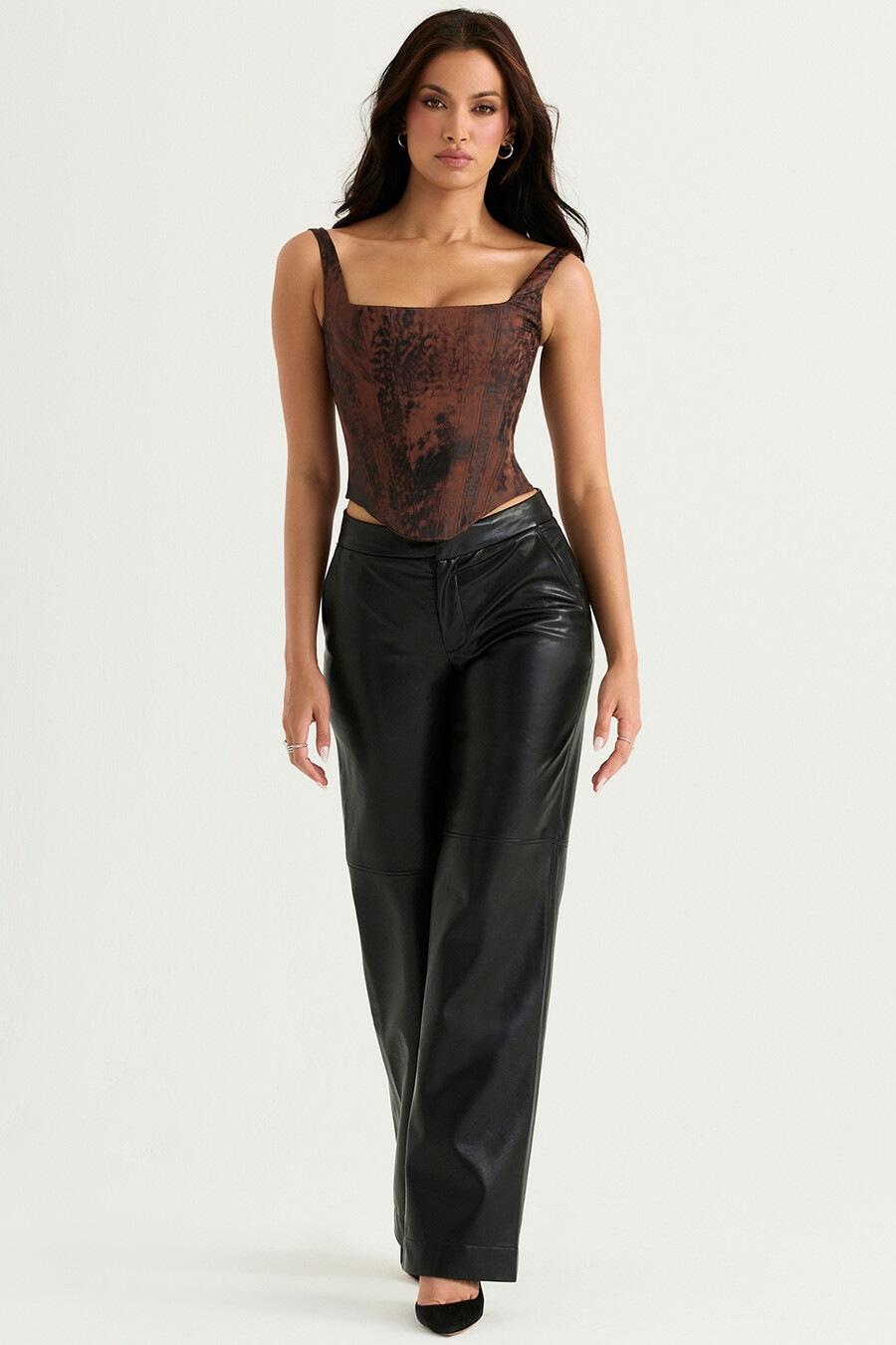 pantaloni in pelle vegana nera