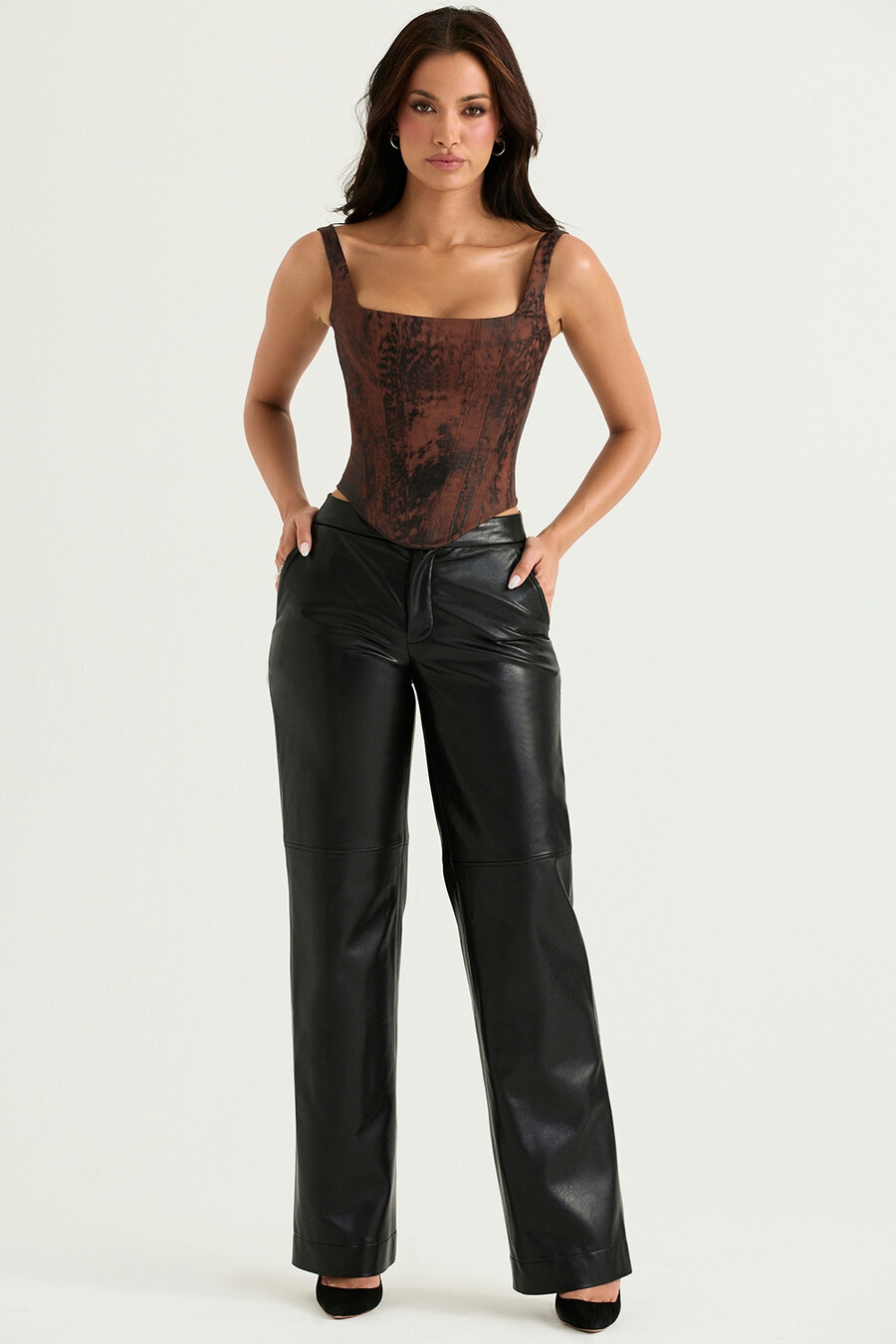 pantaloni in pelle vegana nera