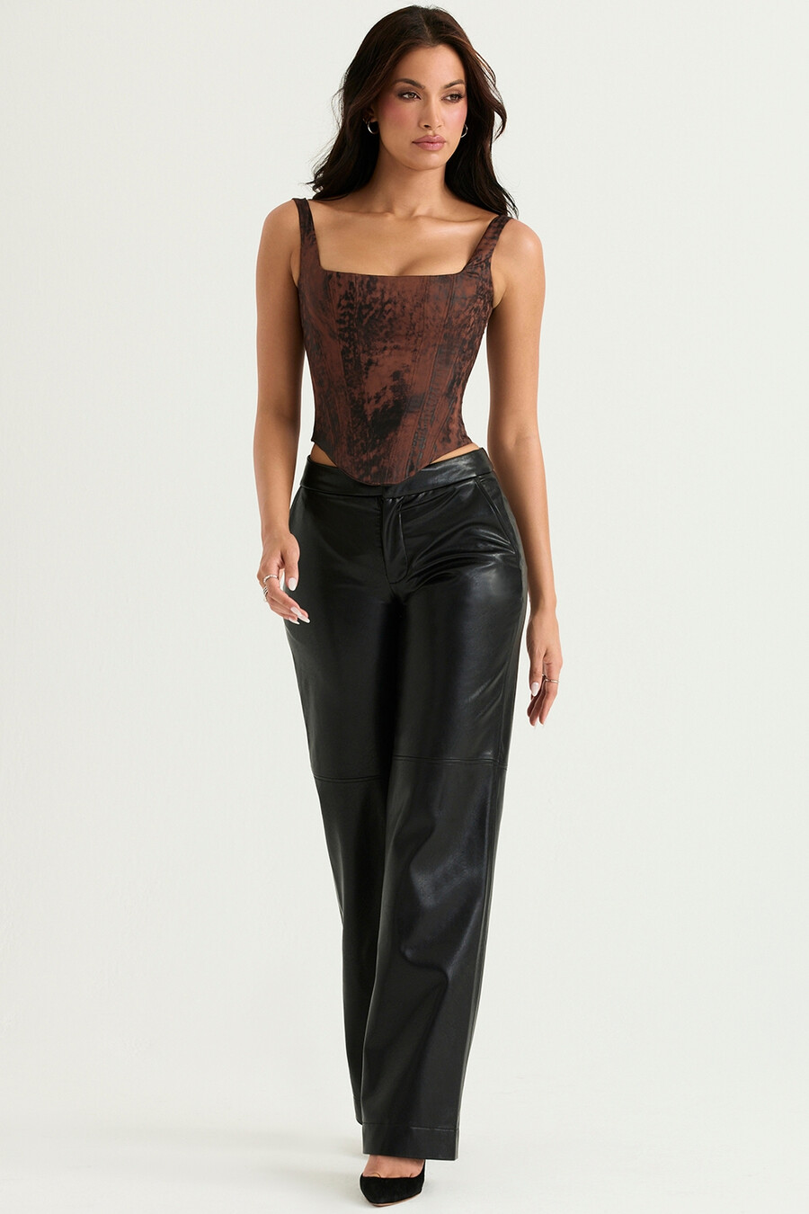 pantaloni in pelle vegana nera