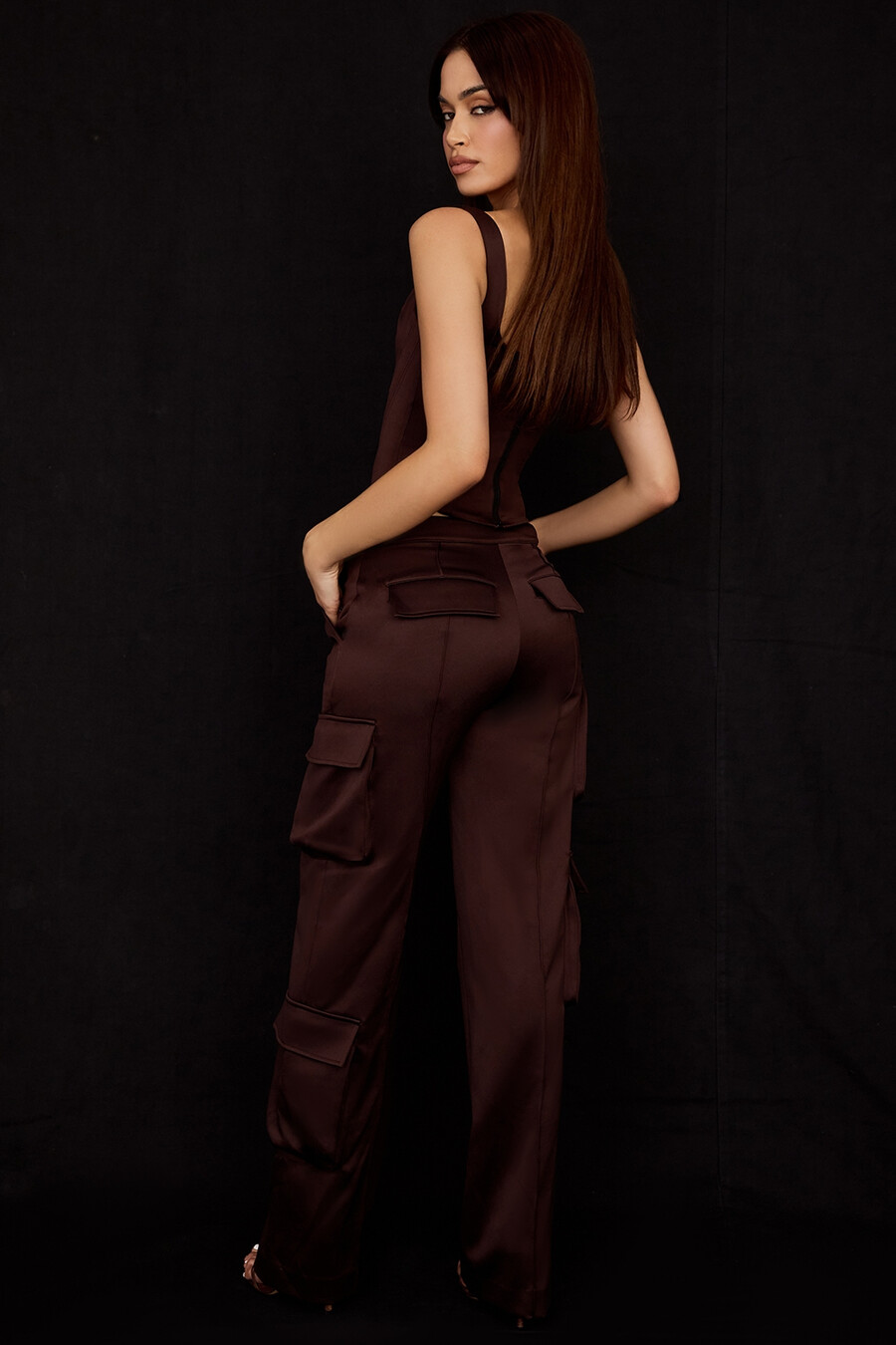 pantaloni cargo in raso color cioccolato